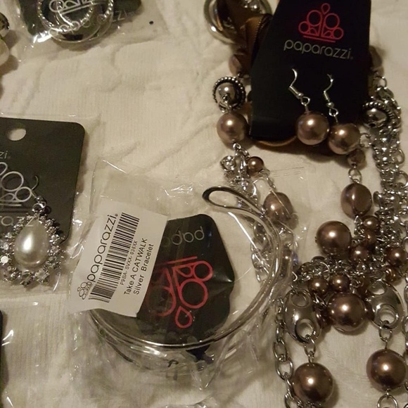 Costume Jewelry - Picture 4 of 8